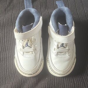 Jordan Kids Sneakers in White and Navy